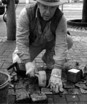 Foto Gunter Demnig beim Verlegen von Stolpersteinen